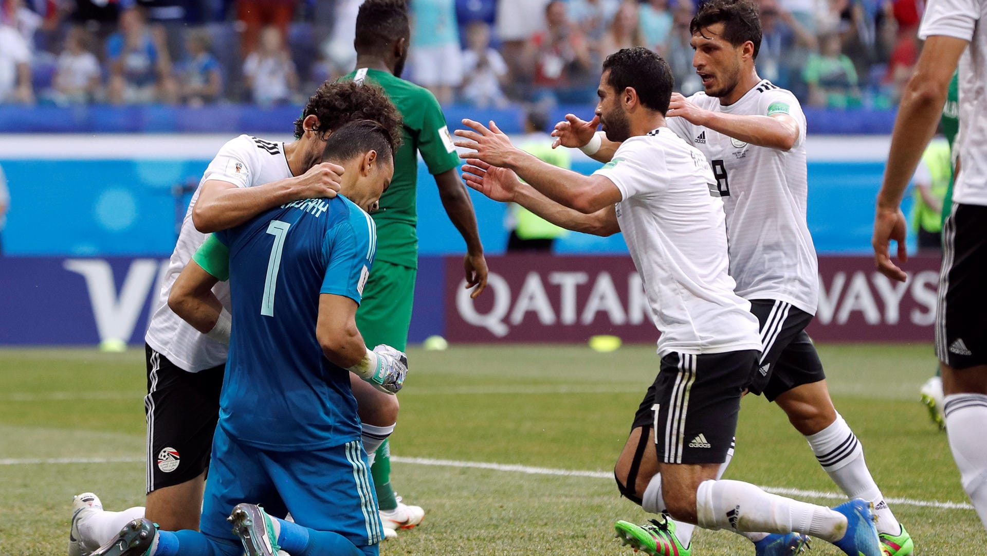 Gefeierter Held: Ägyptens Keeper El-Hadary wird nach seinem gehaltenen Elfmeter von seinen Mitsspielern umarmt.
