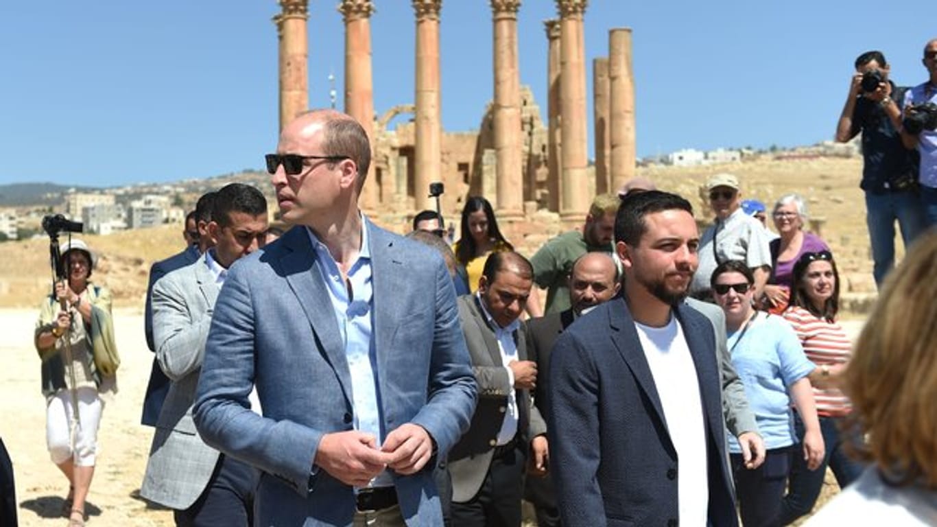Prinz William (l) und Kronprinz Hussein von Jordanien besichtigten die antike Stadt Dscharasch.