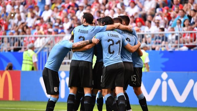 Uruguays Luis Suarez (verdeckt) jubelt mit seinen Teamkollegen über seinen Treffer zum 1:0. Uruguays Luis Suarez (verdeckt) jubelt mit seinen Teamkollegen über seinen Treffer zum 1:0.