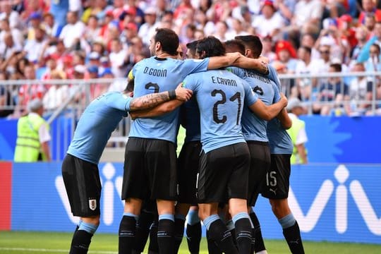 Uruguays Luis Suarez (verdeckt) jubelt mit seinen Teamkollegen über seinen Treffer zum 1:0.