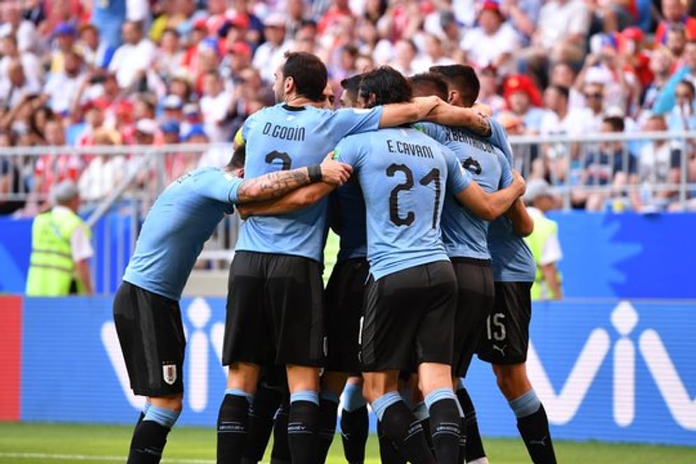 Uruguays Luis Suarez (verdeckt) jubelt mit seinen Teamkollegen über seinen Treffer zum 1:0.