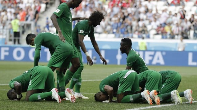 Beim Torjubel vergessen auch die Spieler aus Saudi-Arabien nicht den Dank für die Unterstützung von oben. Beim Torjubel vergessen auch die Spieler aus Saudi-Arabien nicht den Dank für die Unterstützung von oben.