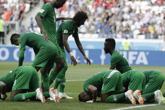 Beim Torjubel vergessen auch die Spieler aus Saudi-Arabien nicht den Dank für die Unterstützung von oben.
