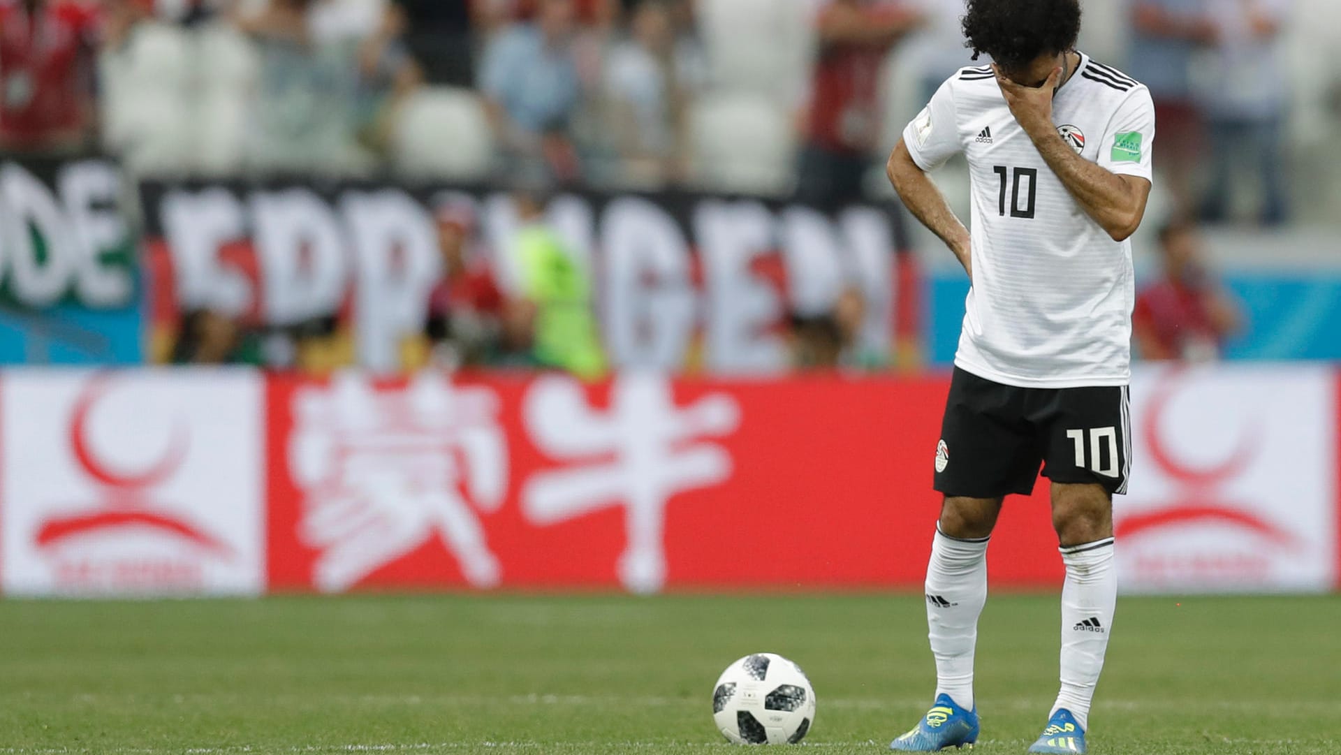 Trauriger Abschied: Ägyptens Topstürmer Mo Salah fährt punktlos von der WM nach Hause. Trauriger Abschied: Ägyptens Topstürmer Mo Salah fährt punktlos von der WM nach Hause.
