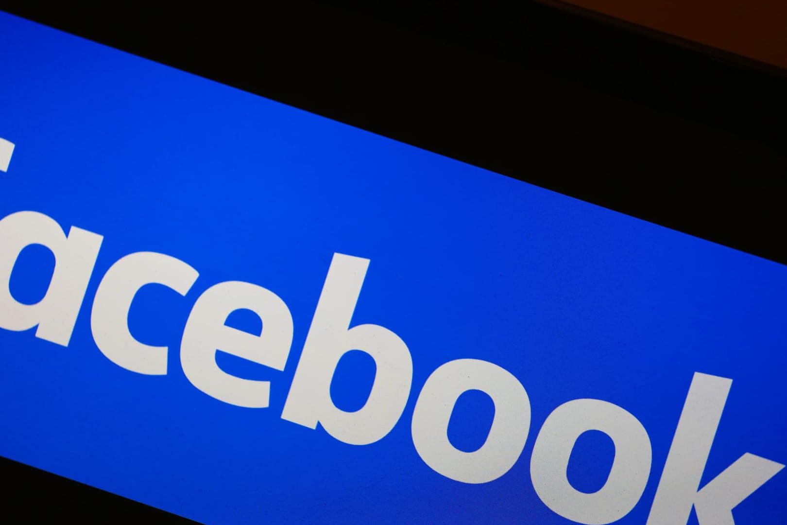 Facebook-Logo: Im Daten-Skandal um Cambridge Analytica sollen keine europäischen Nutzer betroffen sein.