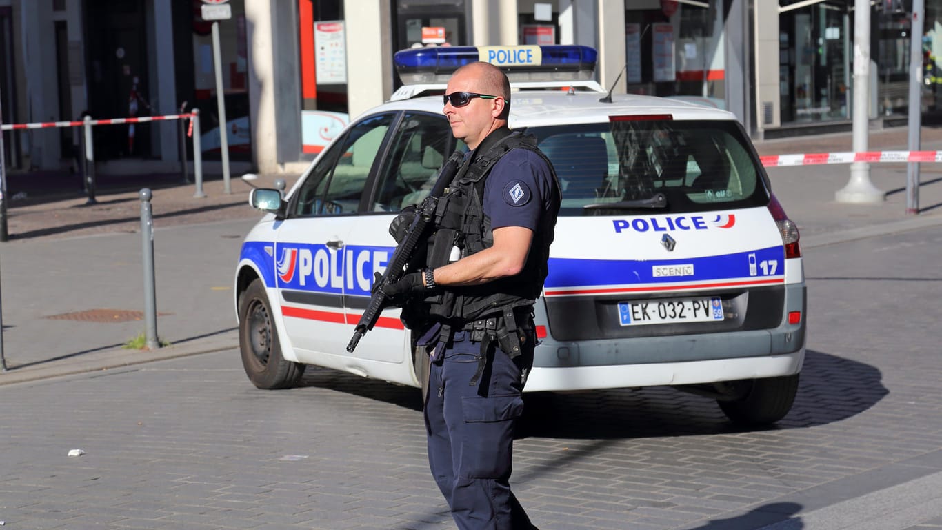 Bewaffneter Polizist in Lille: Französische Beamte haben mehrere Rechtsradikale festgenommen, die offenbar Anschläge auf Muslime planten.