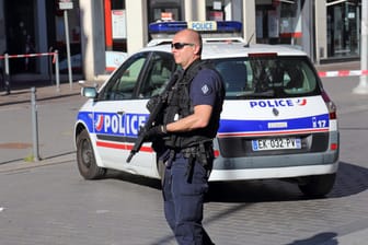 Bewaffneter Polizist in Lille: Französische Beamte haben mehrere Rechtsradikale festgenommen, die offenbar Anschläge auf Muslime planten.