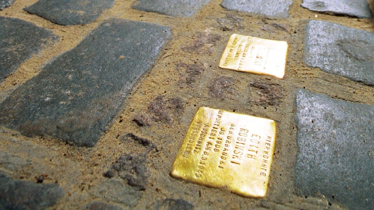 Zwei Stolpersteine sind im Gehweg eingelassen: Unkar ist, mit welchem Motiv der Mann die Tafeln herausriss. (Symbolbild)