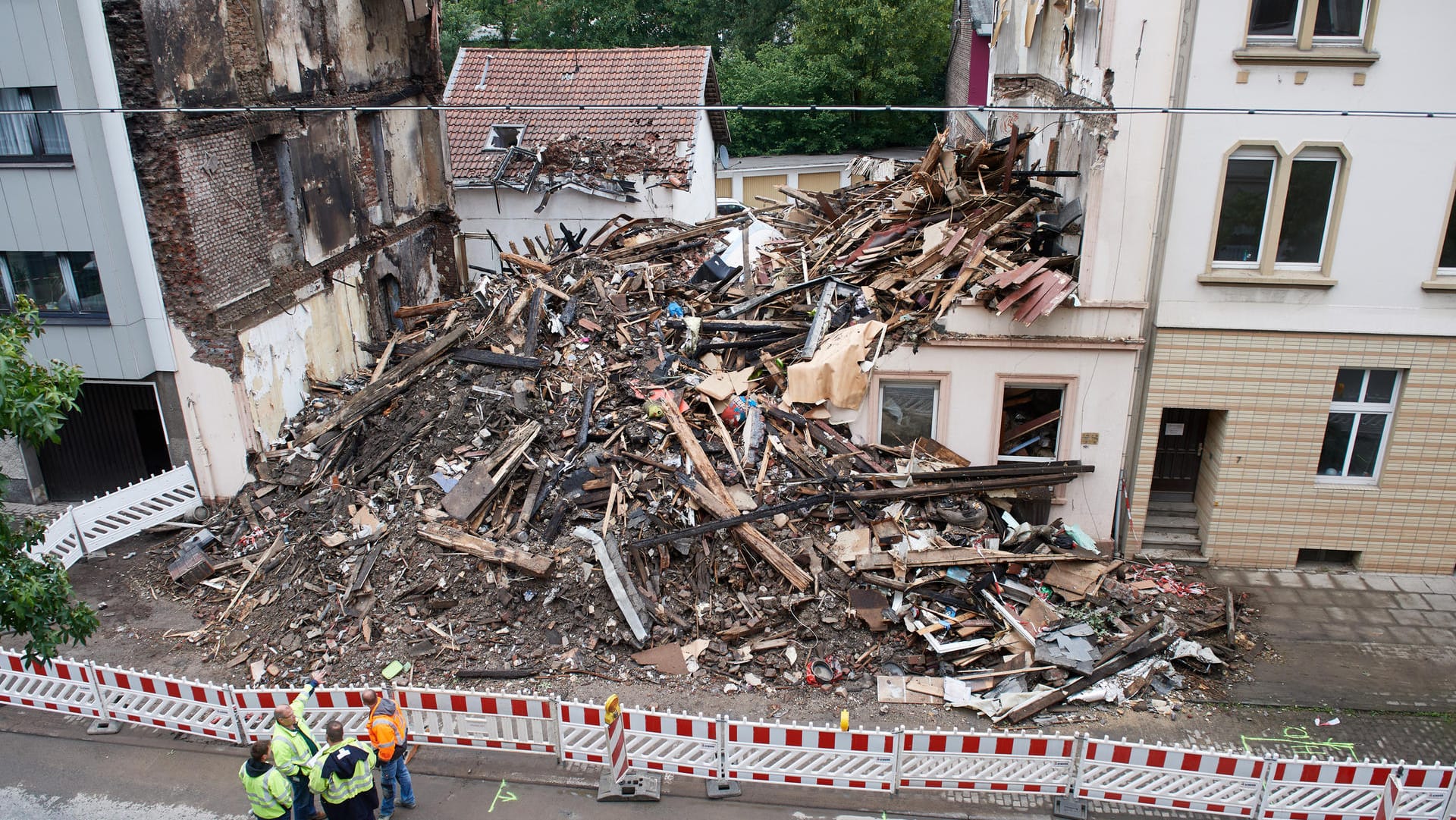 Schutt und Trümmer liegen auf dem Grundstück eines Hauses das durch eine Explosion zerstört worden war: Fünf Menschen wurden bei dem Unglück schwer verletzt. Schutt und Trümmer liegen auf dem Grundstück eines Hauses das durch eine Explosion zerstört worden war: Fünf Menschen wurden bei dem Unglück schwer verletzt.