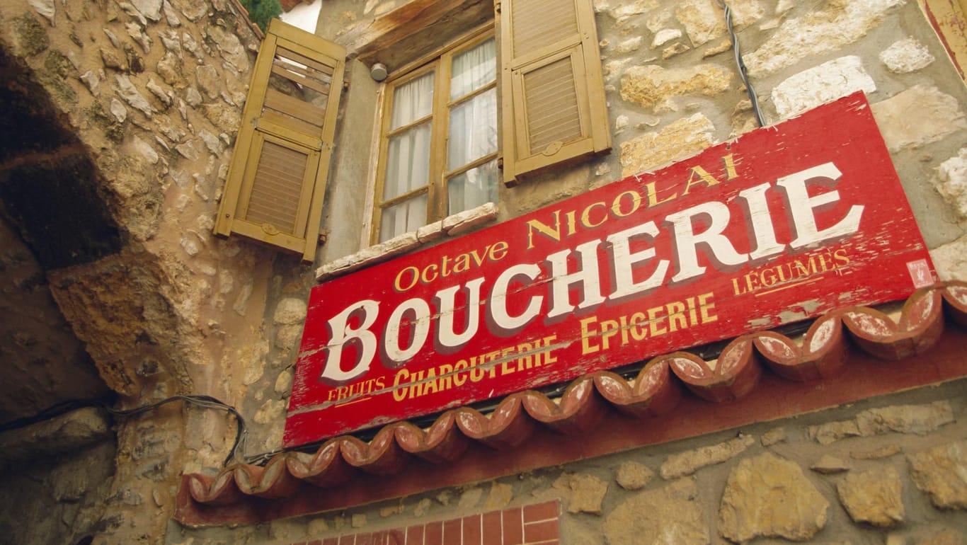 Ein Schild einer Metzgerei in Frankreich: Die Schaufenster einiger Fleischverkäufer wurden mit falschem Blut bespritzt. (Symbolbild)
