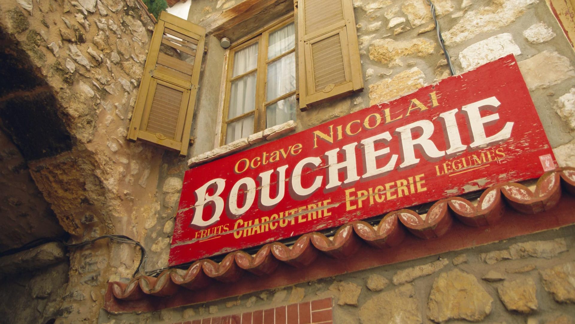 Ein Schild einer Metzgerei in Frankreich: Die Schaufenster einiger Fleischverkäufer wurden mit falschem Blut bespritzt. (Symbolbild) Ein Schild einer Metzgerei in Frankreich: Die Schaufenster einiger Fleischverkäufer wurden mit falschem Blut bespritzt. (Symbolbild)