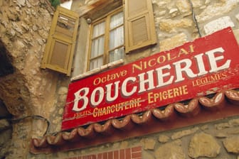 Ein Schild einer Metzgerei in Frankreich: Die Schaufenster einiger Fleischverkäufer wurden mit falschem Blut bespritzt. (Symbolbild)