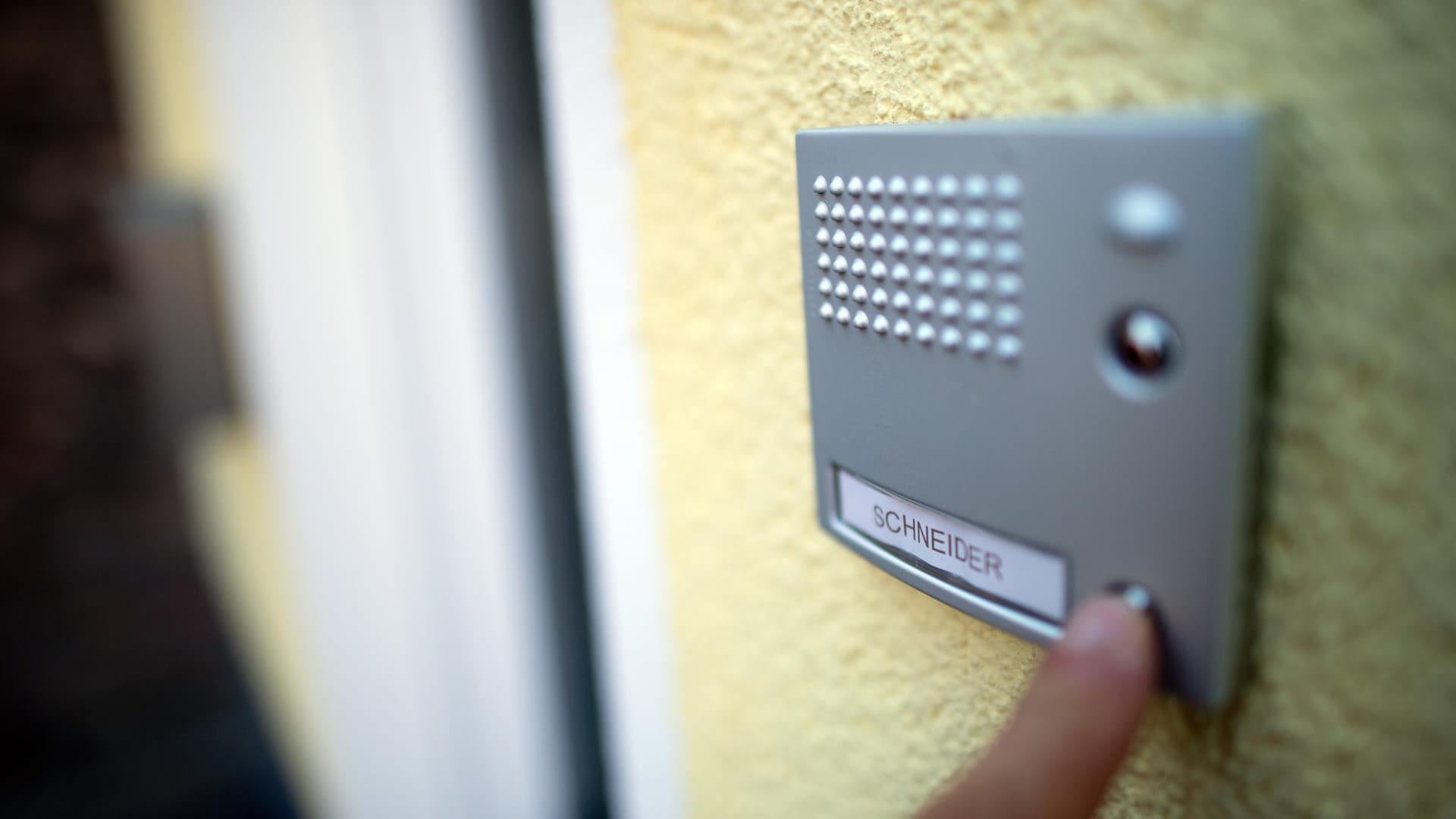 Ein Finger drückt auf eine Türklingel: Die Betrügerinnen klingelten an der Tür eines Einfamilienhauses. (Symbolbild) Ein Finger drückt auf eine Türklingel: Die Betrügerinnen klingelten an der Tür eines Einfamilienhauses. (Symbolbild)