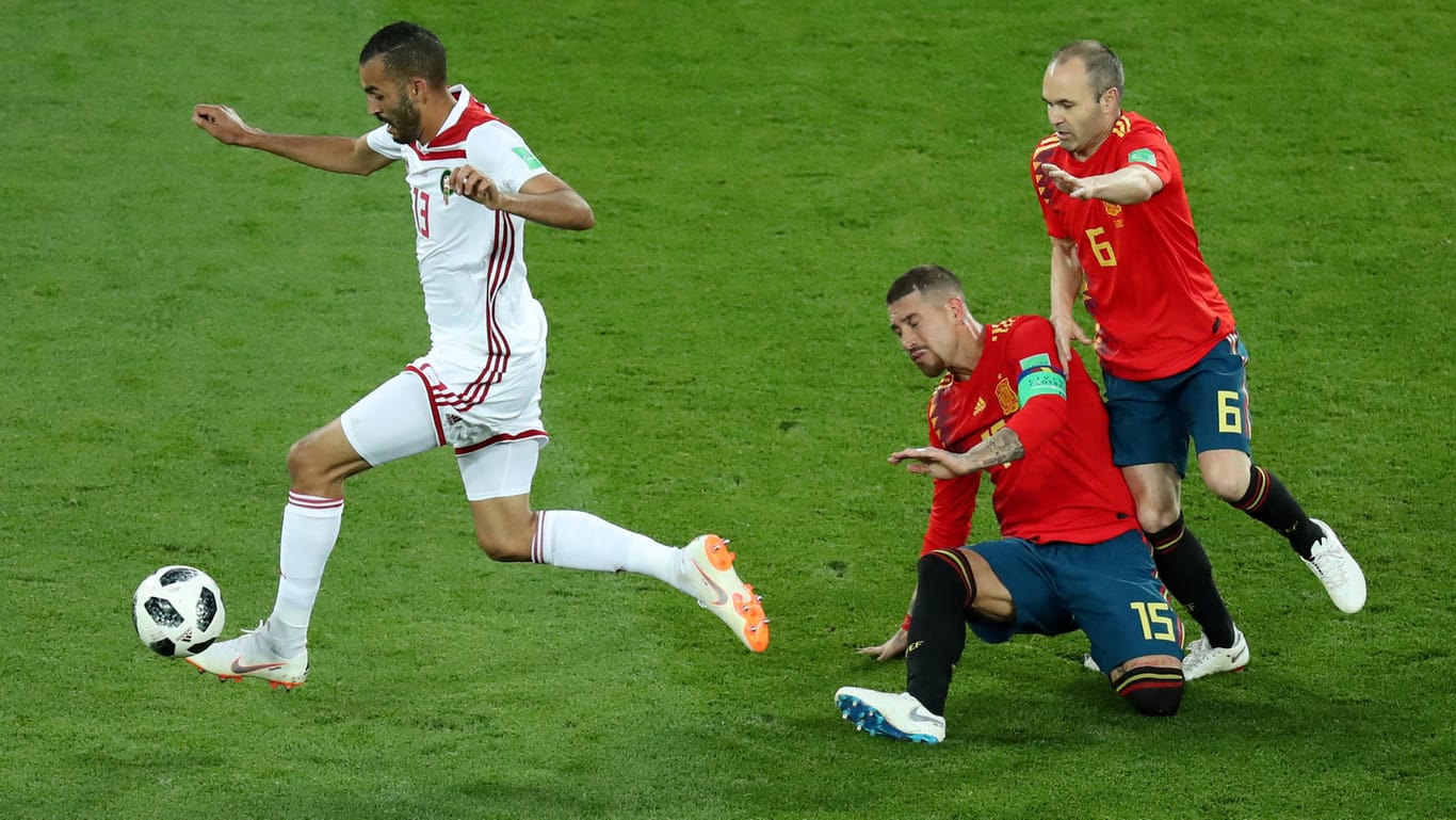 Khalid Boutaib (l.) marschiert auf und davon: Der Stürmer brachte Marokko nach einem Patzer von Sergio Ramos (M.) gegen Spanien in Führung.
