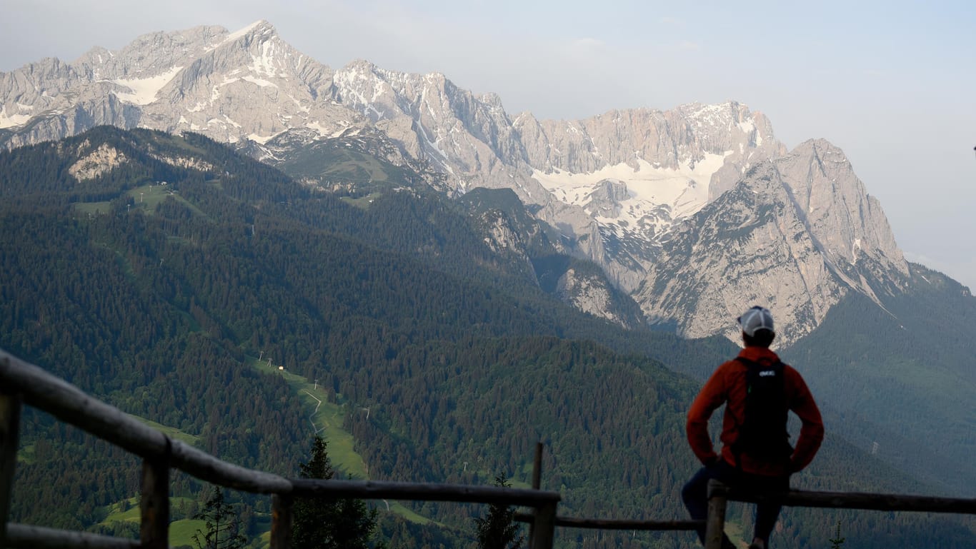 Ein Wanderer betrachtet das Wettersteinmassiv, über ihm ist die Zugspitze zu sehen: Einen Bergsturz wie in der Bronzezeit braucht man heute nicht mehr zu befürchten. (Archivbild)