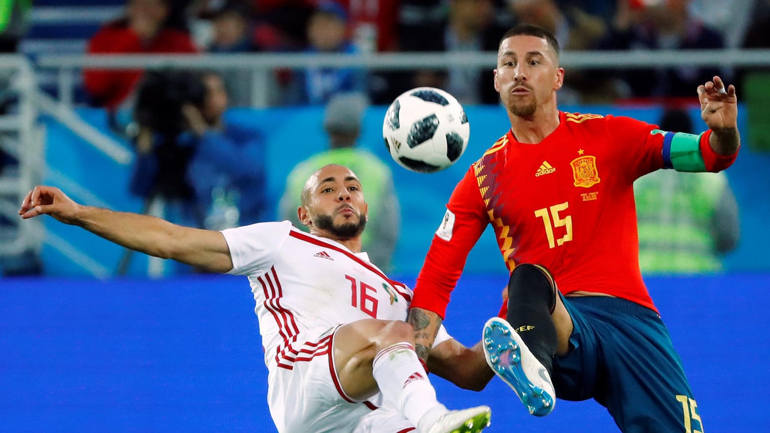 Sergio Ramos (r.) im Duell mit Nordin Amrabat: Auch beim zweiten Gegentor sah der spanische Verteidiger nicht gut aus.