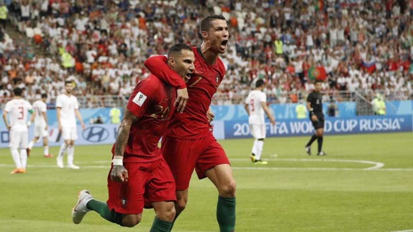 Torschütze Ricardo Quaresma (l) bejubelt mit Cristiano Ronaldo das 1:0 für Portugal.