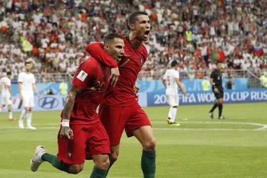 Torschütze Ricardo Quaresma (l) bejubelt mit Cristiano Ronaldo das 1:0 für Portugal.