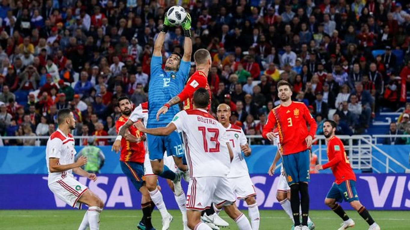Marokkos Torwart Monir (oben Mitte) fängt den hohen Ball im Strafraum ab.