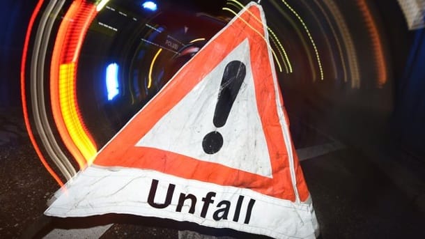 Bei einem Unfall mit einem Lkw in Nordrhein-Westfalen sind mindestens sieben Menschen verletzt worden. Bei einem Unfall mit einem Lkw in Nordrhein-Westfalen sind mindestens sieben Menschen verletzt worden.