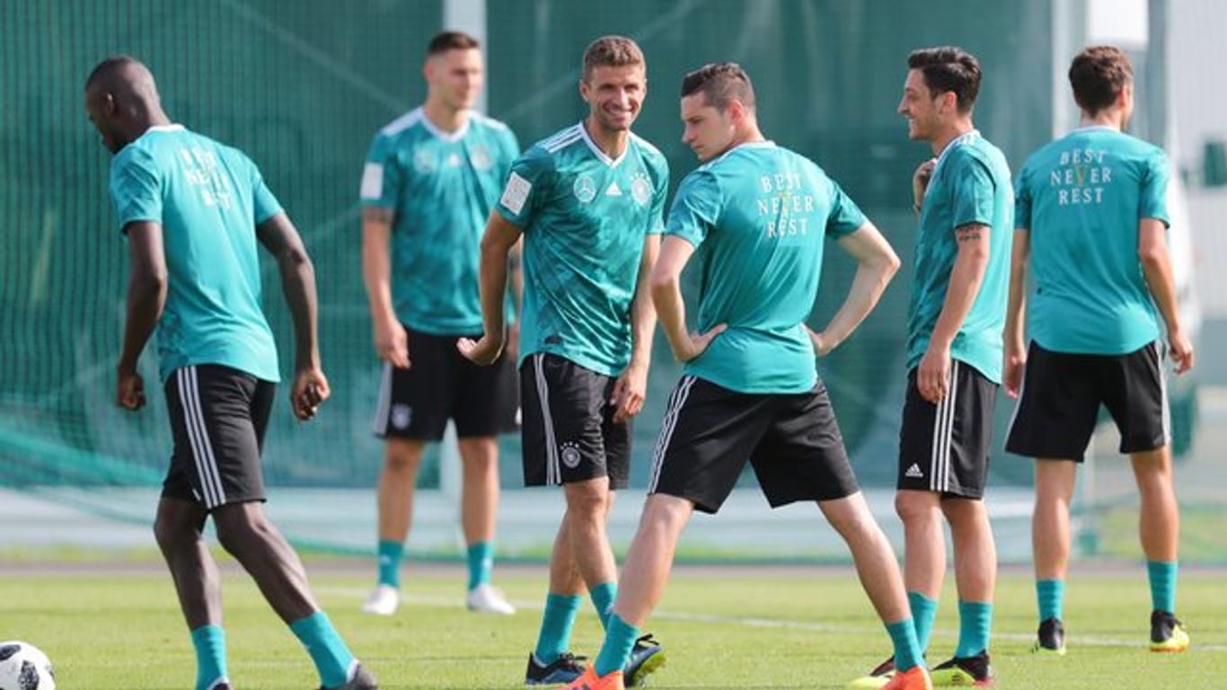 Antonio Rüdiger (l-r), Niklas Süle, Thomas Müller, Julian Draxler, Mesut Özil und Jonas Hector auf dem Trainingsplatz.