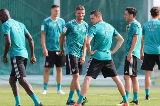 Antonio Rüdiger (l-r), Niklas Süle, Thomas Müller, Julian Draxler, Mesut Özil und Jonas Hector auf dem Trainingsplatz.
