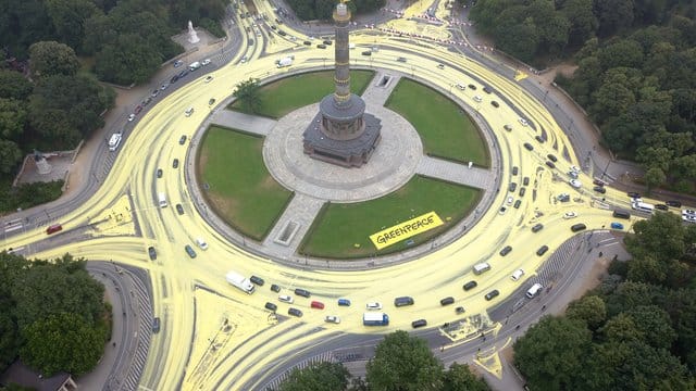 Farbprotest "Sonne statt Kohle" von Greenpeace-Aktivisten rund um den Großen Stern an der Siegessäule in Berlin. Farbprotest "Sonne statt Kohle" von Greenpeace-Aktivisten rund um den Großen Stern an der Siegessäule in Berlin.