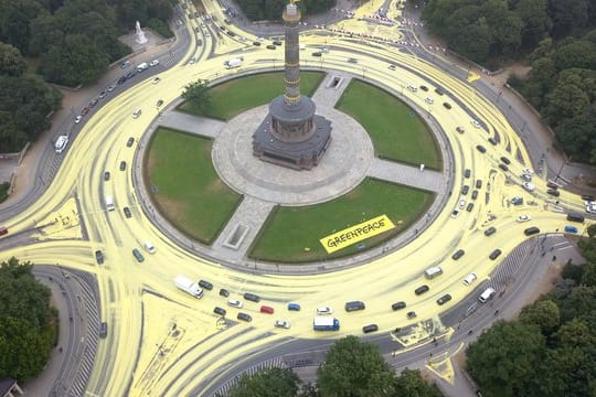 Farbprotest "Sonne statt Kohle" von Greenpeace-Aktivisten rund um den Großen Stern an der Siegessäule in Berlin.