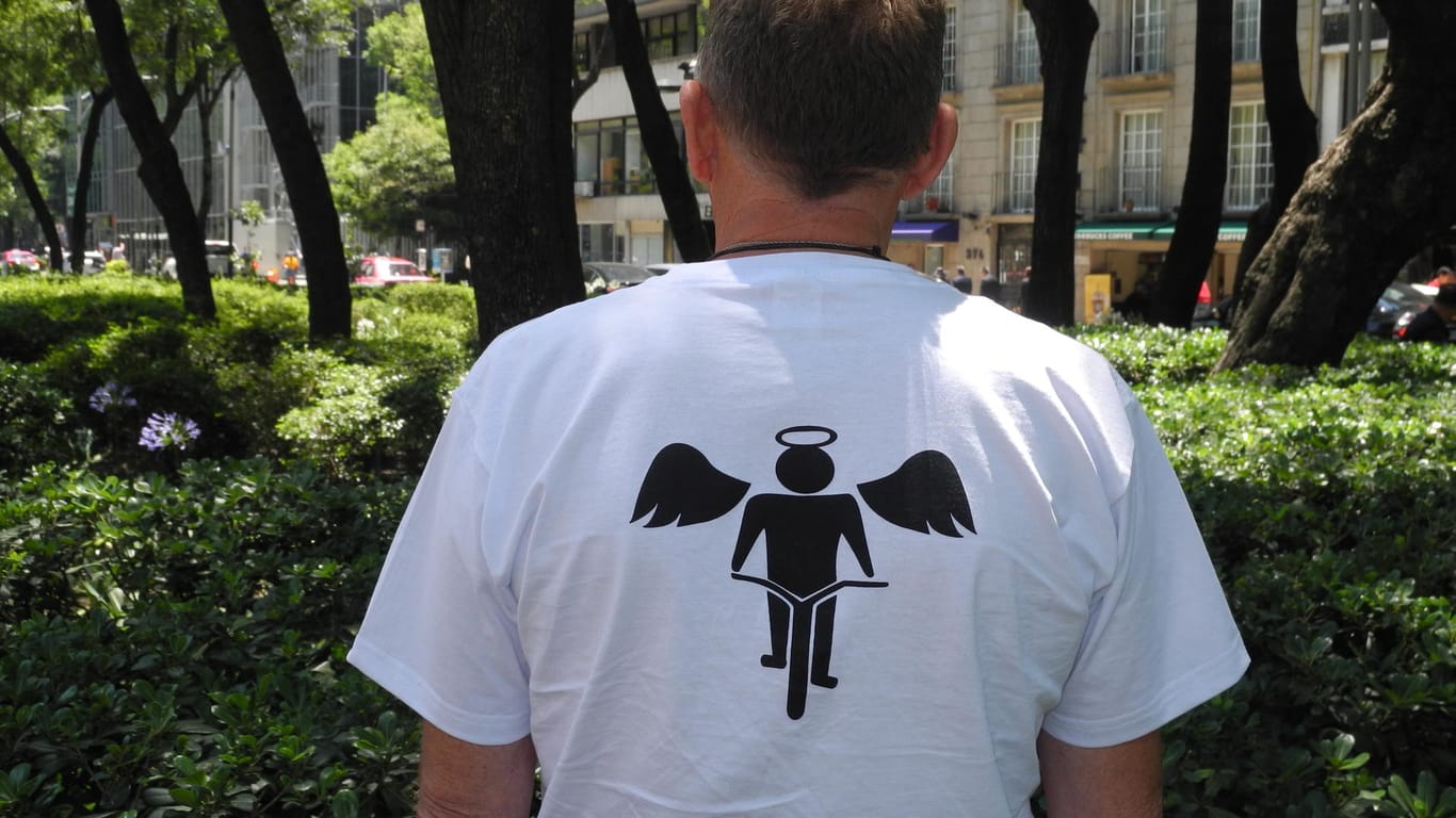 Rainer Hagenbusch: Die Rückseite seines T-Shirts mit einem Engel auf einem Fahrrad wurde zum Andenken an seinen toten Bruder entworfen.