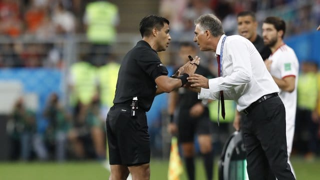 Iran-Coach Carlos Queiroz (r) im Zwiegespräch mit Schiedsrichter Enrique Caceres.