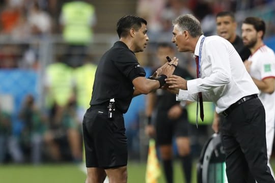 Iran-Coach Carlos Queiroz (r) im Zwiegespräch mit Schiedsrichter Enrique Caceres.