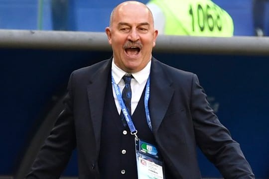 Trainer Stanislaw Tschertschessow musste mit WM-Gastgeber Russland die erste Niederlage hinnehmen.