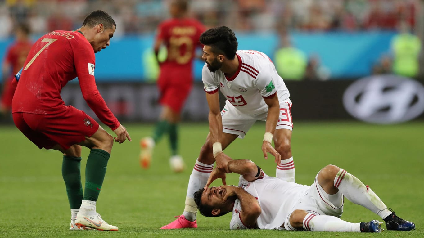 Kurz nach dem Foul: Morteza Pouraliganji liegt am Boden, nachdem er von Cristiano Ronaldos Ellenbogen getroffen wurde.