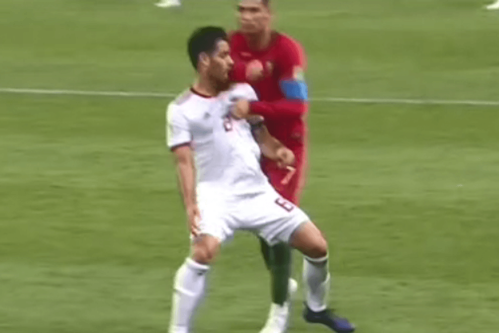 Die strittige Szene: Cristiano Ronaldos Ellenbogen trifft Gegenspieler Morteza Pouraliganji. Für diese Aktion bekam Ronaldo die Gelbe Karte.
