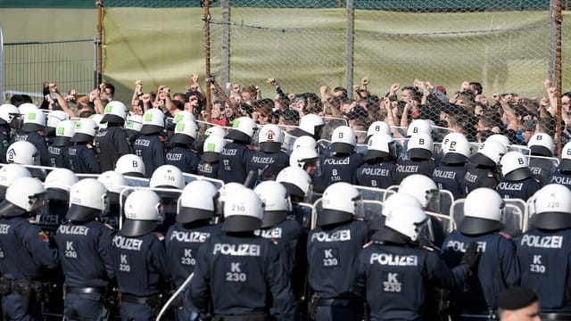 Österreichische Polizisten und Flüchtlingsdarsteller stehen im Rahmen der Grenzschutzübung "ProBorders" an der Grenze zu Slowenien im Ort Spielfeld. Österreichische Polizisten und Flüchtlingsdarsteller stehen im Rahmen der Grenzschutzübung "ProBorders" an der Grenze zu Slowenien im Ort Spielfeld.