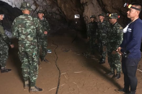 Am Morgen haben Rettungsmannschaften die Suche nach der vermissten thailändischen Jugend-Fußballmannschaft wieder aufgenommen.