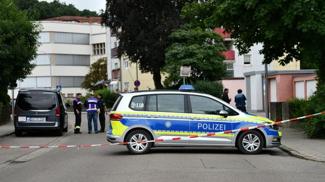 Polizeiabsperrung vor dem Tatort: Der schwer verletzte Familienvater wurde in ein Krankenhaus gebracht und operiert.