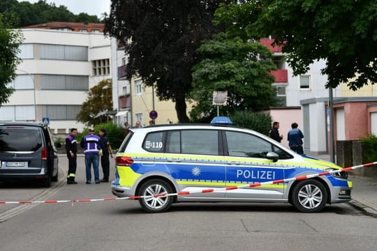 Polizeiabsperrung vor dem Tatort: Der schwer verletzte Familienvater wurde in ein Krankenhaus gebracht und operiert.