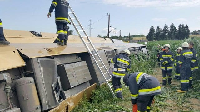 Rettungskräfte stehen neben dem entgleisten Zug der Mariazellerbahn. Rettungskräfte stehen neben dem entgleisten Zug der Mariazellerbahn.