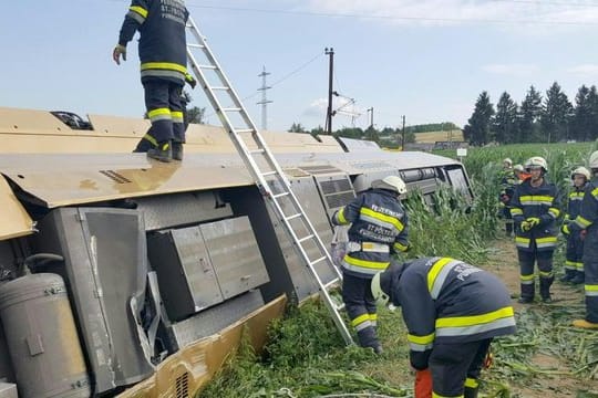 Rettungskräfte stehen neben dem entgleisten Zug der Mariazellerbahn.