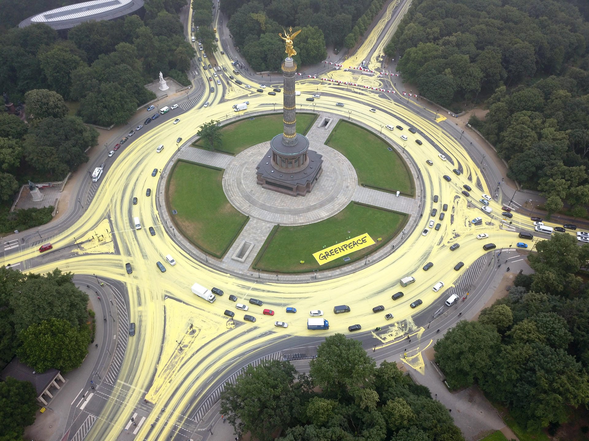 Protest gegen Kohlekommission: Greenpeace färbt Straßen in Berlin gelb.