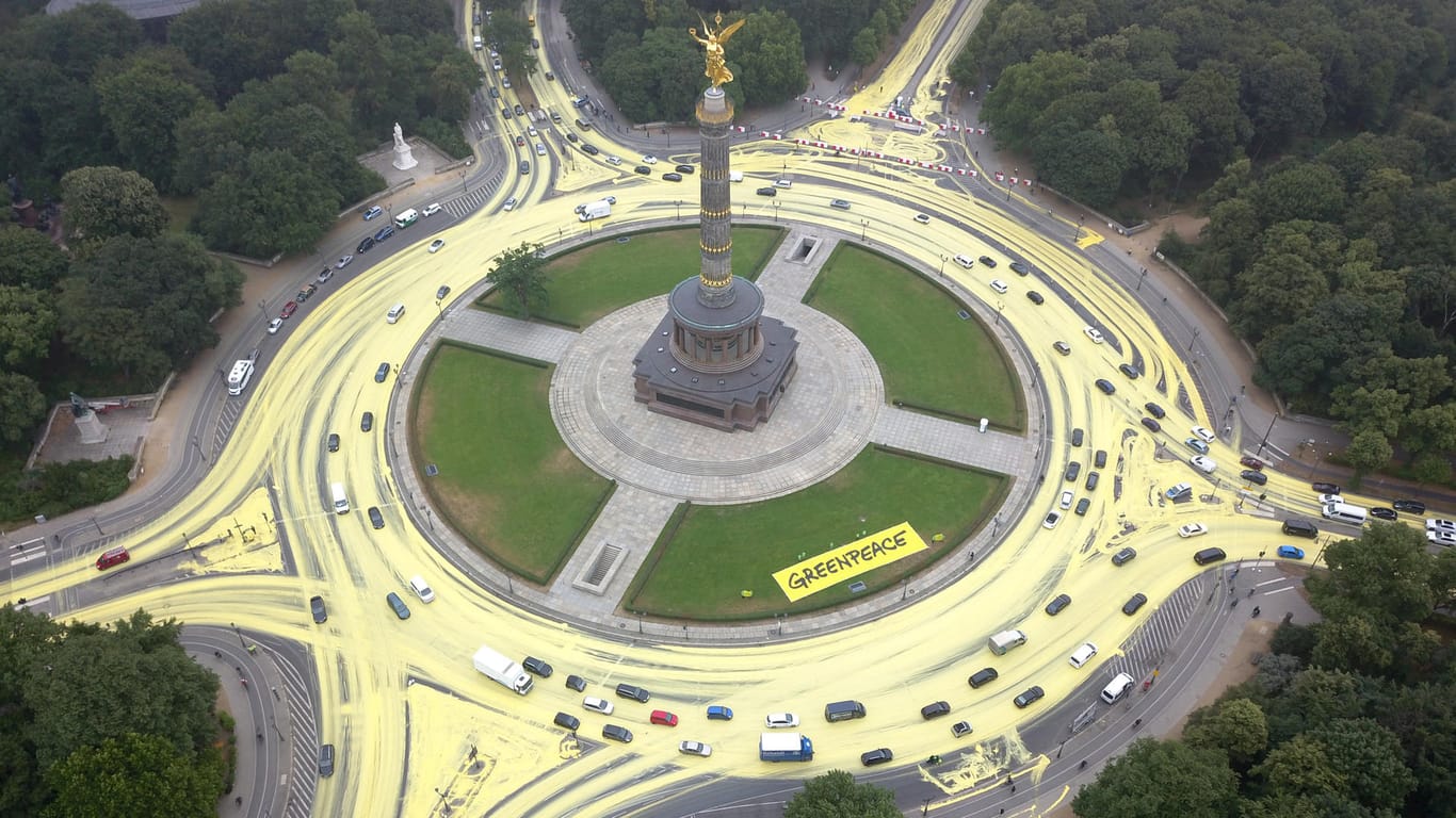 Protest gegen Kohlekommission: Greenpeace färbt Straßen in Berlin gelb.