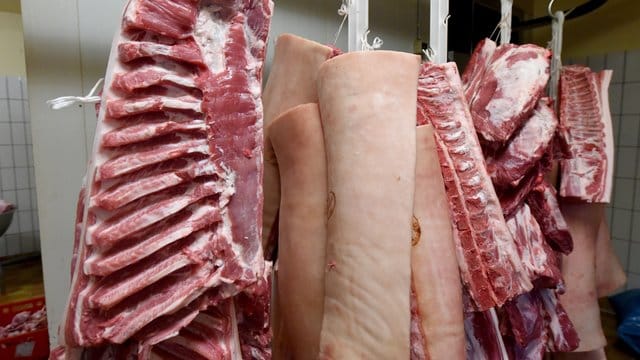 Schweinebäuche und Koteletts in einer Fleischerei. Schweinebäuche und Koteletts in einer Fleischerei.