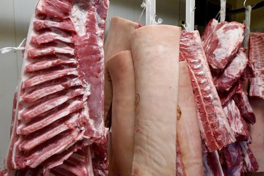 Schweinebäuche und Koteletts in einer Fleischerei.