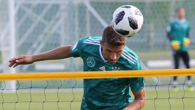 Thomas Müller gibt auch beim Fußballtennis im Training alles.