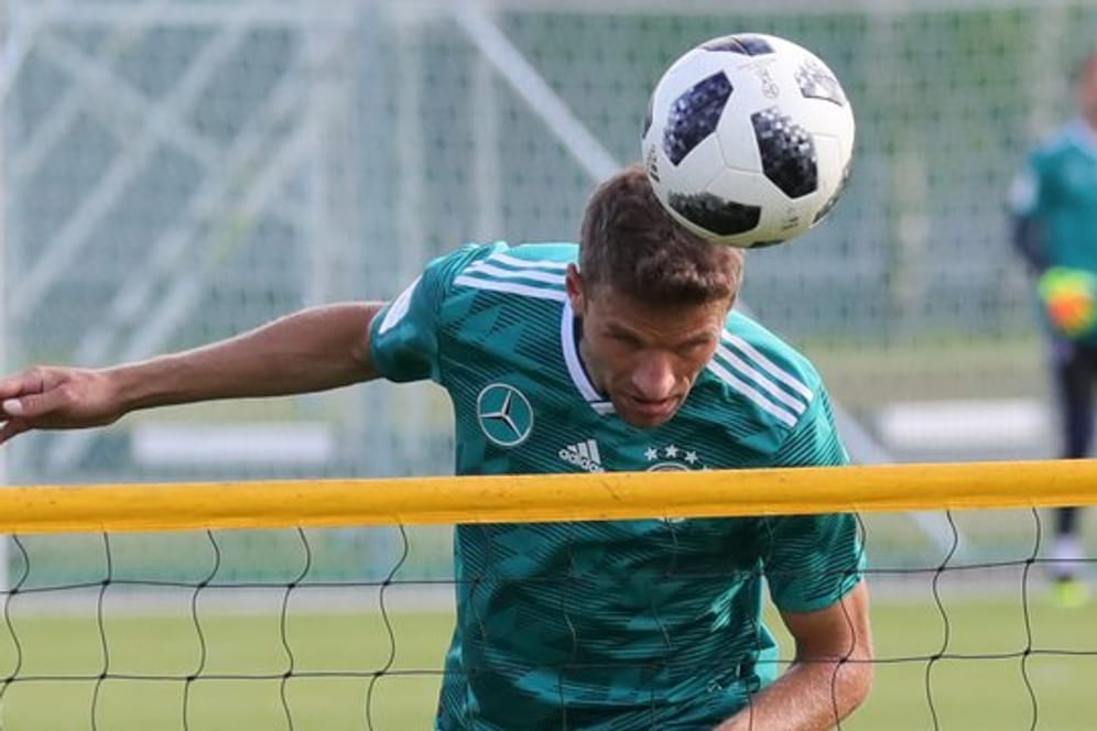 Thomas Müller gibt auch beim Fußballtennis im Training alles.