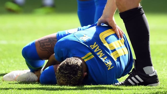 Schiedsrichter Björn Kuipers beugt sich über den am Boden liegenden Neymar. Schiedsrichter Björn Kuipers beugt sich über den am Boden liegenden Neymar.