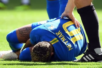 Schiedsrichter Björn Kuipers beugt sich über den am Boden liegenden Neymar.