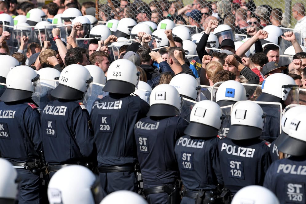 Polizisten stehen gegen Darsteller: Die österreichische Grenzschutzübung "Proborders" an der Grenze zu Slowenien.