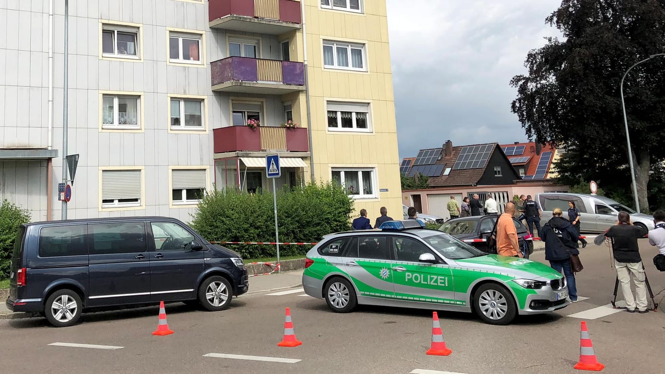 Der Tatort im fränkischen Gunzenhausen: Ein Gerichtsmediziner ist eingetroffen, um zu klären, wie die Frau und ihre drei Kinder zu Tode gekommen sind.